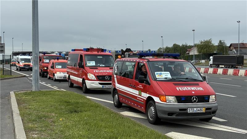 Ukrainische Lkw-Fahrer grüßen den Konvoi aus dem Landkreis Stade.