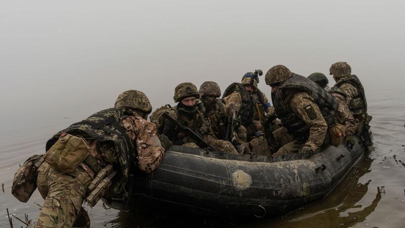 Ukrainische Marinesoldaten auf dem Dnepr an der Frontlinie bei Cherson.