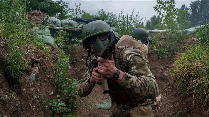 Ukrainische Rekruten der 3. Sturmbrigade trainieren in der Region Kiew in der Ukraine.