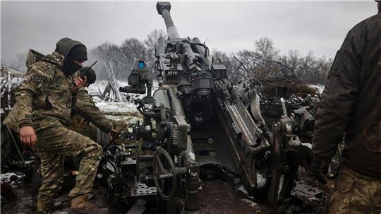 Ukrainische Soldaten beim Beschuss russischer Stellungen - nun mussten sie sich aus der Stadt Siwersk im Norden der Region Donbass zurückziehen. (Archivbild)