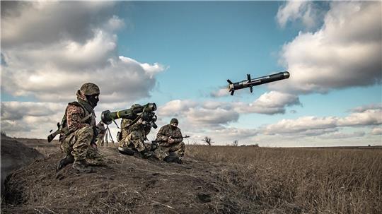 Ukrainische Soldaten benutzen während einer Militärübung in der Region Donezk eine Abschussvorrichtung mit einer US-Javelin-Rakete. 