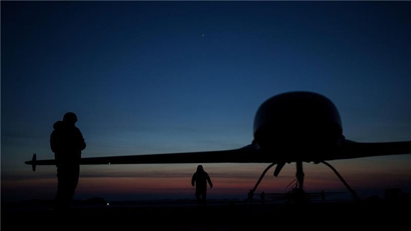 Ukraine greift erneut Raffinerien in Russland mit Drohnen an Ukrainische Soldaten bereiten Drohnen für Angriffe auf das russische Hinterland vor. (Archivbild)
