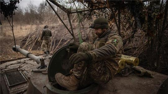 Ukrainische Soldaten bereiten ein selbstfahrendes Artilleriefahrzeug vor, um auf russische Stellungen an der Frontlinie in der Region Donezk zu feuern.