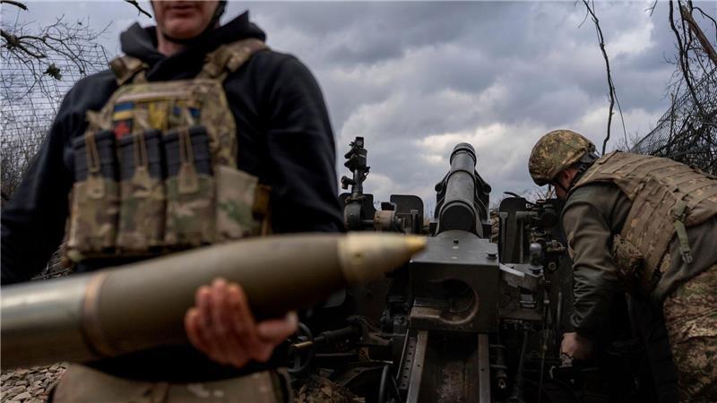 Ukrainische Soldaten der 13. Brigade der Nationalgarde „Chartija“ (Charta) bereiten in der Region Charkiw eine 105mm Feldhaubitze vor, bevor sie auf russische Stellungen schießen.
