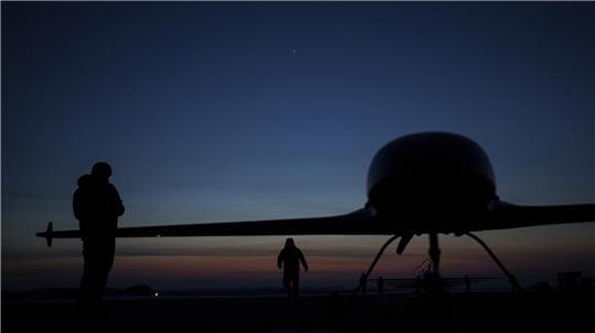 Ukrainische Drohnen greifen erneut Moskauer Umland an Ukrainische Soldaten des Verteidigungsnachrichtendienstes bereiten den Start der Langstreckendrohne An-196 Ljutyj an einem ungenannten Ort in der Ukraine vor.