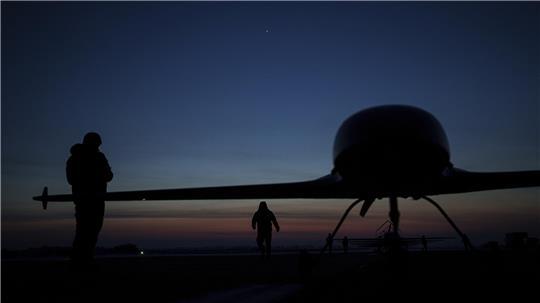 Ukrainische Soldaten des Verteidigungsnachrichtendienstes bereiten den Start der Langstreckendrohne An-196 Ljutyj an einem ungenannten Ort in der Ukraine vor. 