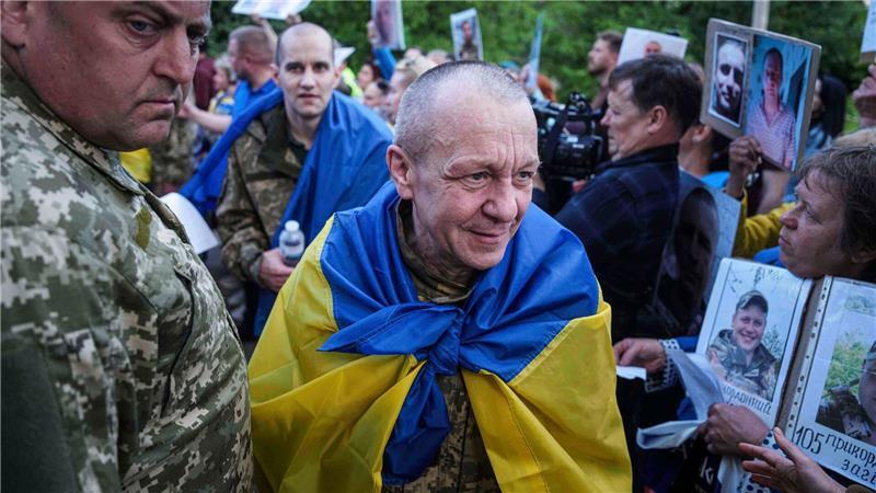 Bilder des Tages Ukrainische Soldaten kehren nach einem Kriegsgefangenenaustausch zwischen Russland und der Ukraine aus der Gefangenschaft zurück.