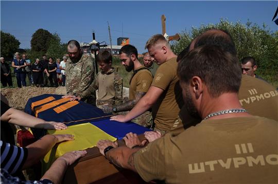 Ukrainische Soldaten nehmen in Polonne in der Region Chmelnyzkyj Abschied von einem gefallenen Kameraden.
