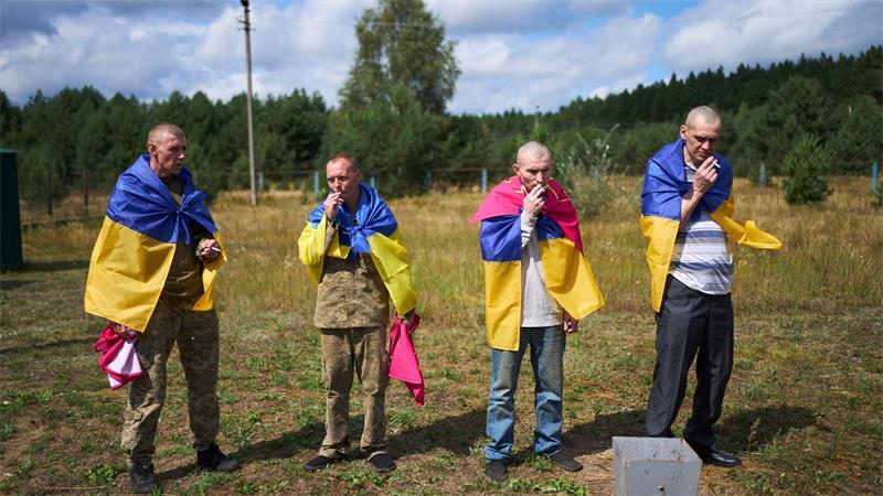 Ukrainische Soldaten rauchen nach einem Kriegsgefangenenaustausch zwischen Russland und der Ukraine.