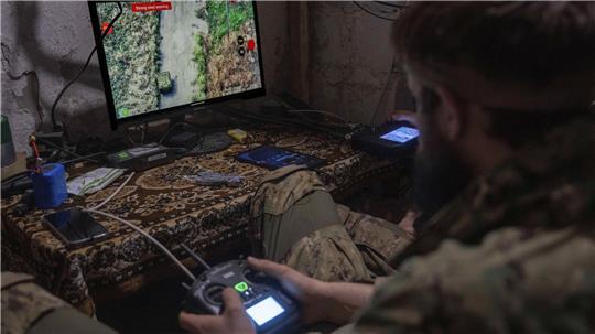 Ukrainische Soldaten steuern Land- und Luftdrohnen in der Nähe von Kostiantynivka.