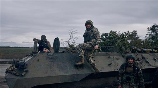 Ukrainische Soldaten und eine Soldatin (M) in der Nähe von Bachmut, Region Donezk.