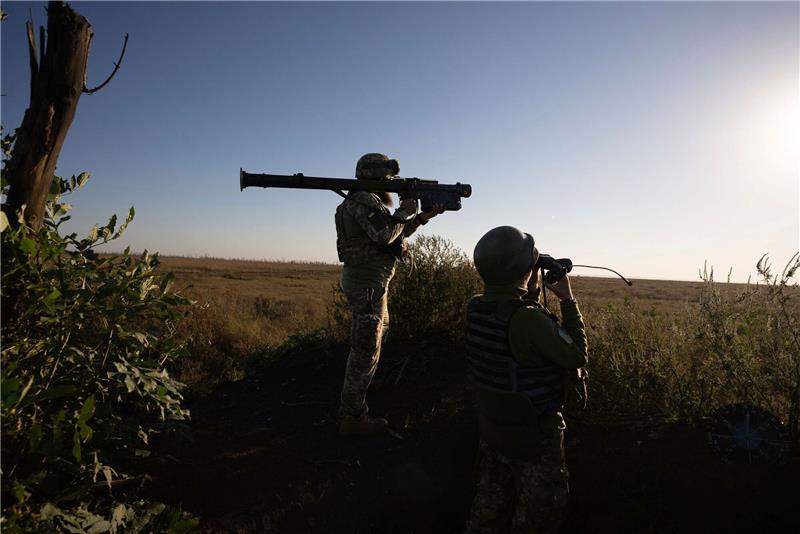 Krieg gegen die Ukraine: So ist die Lage Ukrainische Soldaten zielen mit einer Flugabwehrrakete auf die Frontlinie bei Bachmut.