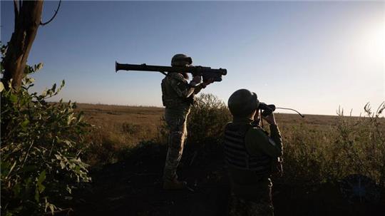 Ukrainische Soldaten zielen mit einer Flugabwehrrakete auf die Frontlinie in der Nähe von Klischtschijiwka bei Bachmut. (Symbolbild)