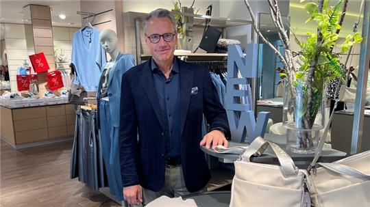 Ulf Brokelmann in seinem Modegeschäft. Das Herz ist schwer, aber der Entschluss steht.