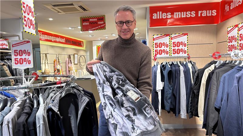 Ulf Brokelmann lädt zum Räumungsverkauf ein.
