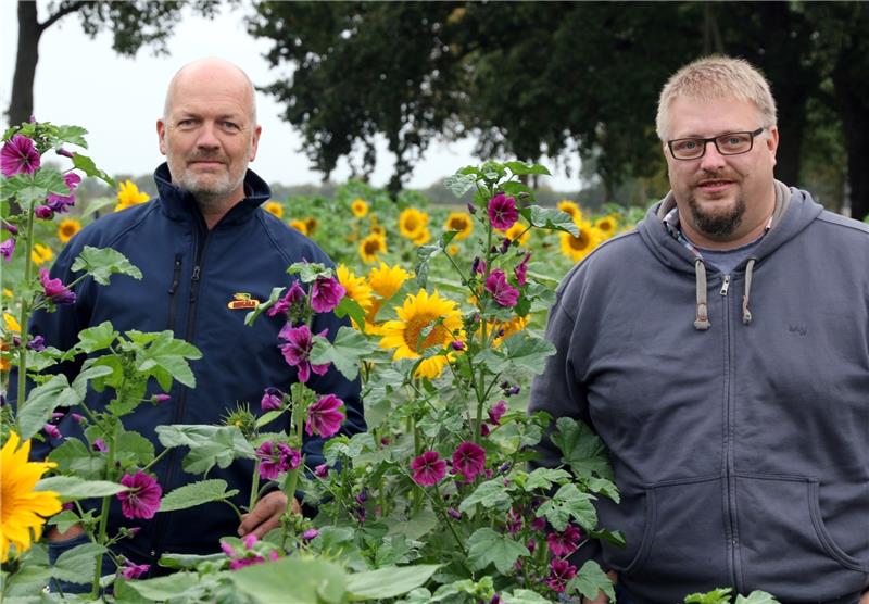 Ulf Gieseler (links) und Kai Hollander sind überzeugt, dass der Wildacker-Versuch mehr als gelungen ist. Foto Monsees
