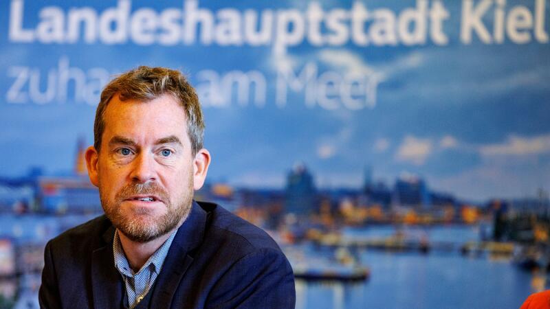 Wohnungs- und Städteverbände warnen vor Kürzungen Ulf Kämpfer (SPD), Oberbürgermeister der gastgebenden Stadt Kiel, spricht bei einer Pressekonferenz.