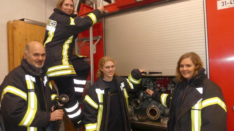 Ulf König, Antje Funck und Tochter Katrin sowie Jugendfeuerwehrwartin Kim Kristin König (von links). Ihr verstorbener Großvater Günter König kämpfte vor 50 Jahren für eine Jugendfeuerwehr mit Mädchen in Hüll.