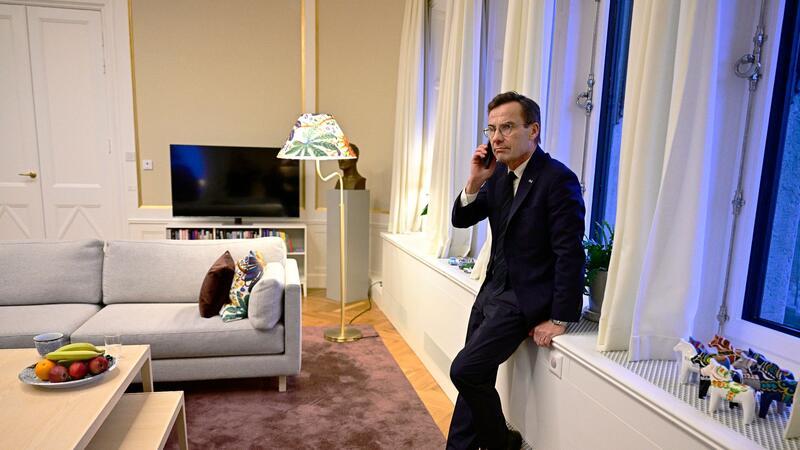 „Ein historischer Tag“: Schwedens Weg in die Nato ist frei Ulf Kristersson, Ministerpräsident von Schweden, telefoniert, als er im Regierungssitz in Stockholm die Information erhält, dass das ungarische Parlament für die Ratifizierung des schwedischen NATO-Beitritts gestimmt hat.