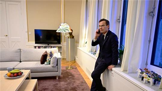 Ulf Kristersson, Ministerpräsident von Schweden, telefoniert, als er  im Regierungssitz in Stockholm die Information erhält, dass das ungarische Parlament für die Ratifizierung des schwedischen NATO-Beitritts gestimmt hat.