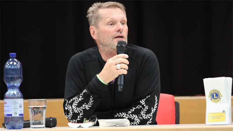 „Selbstverliebtes Arschloch“: Ex-Profi Borowka über seine Alkoholsucht Uli Borowka besucht Schulen und Gefängnisse und spricht über seine Alkoholsucht.