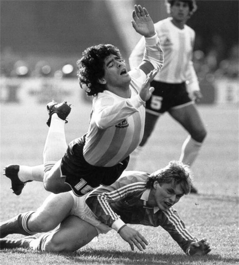 „Selbstverliebtes Arschloch“: Ex-Profi Borowka über seine Alkoholsucht Uli Borowka hat heute noch ein ungewaschenes Maradona-Trikot.