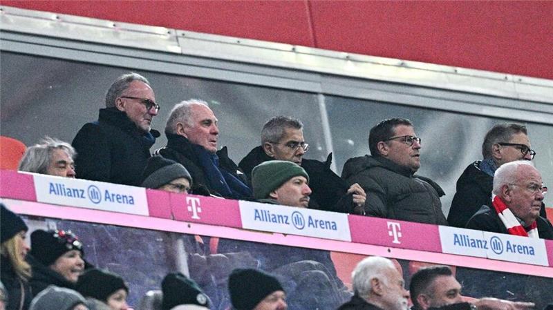 Uli Hoeneß (2.v.l.) rechnet mit der Meisterschaft des FC Bayern.
