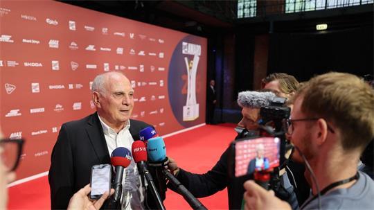 Uli Hoeneß: „Ich hoffe, dass er die Vorschlusslorbeeren am Ende auch erfüllt.“
