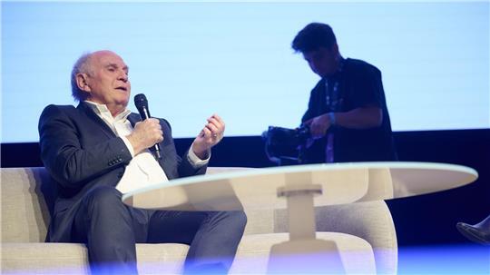 Uli Hoeneß: „Ich verstehe überhaupt nicht, dass darüber überhaupt diskutiert wird.“