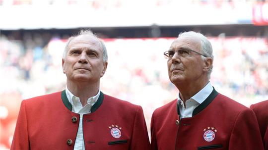 Uli Hoeneß (l) und der FC Bayern würdigen Franz Beckenbauer als die „größte Persönlichkeit“ in der Geschichte des Vereins.