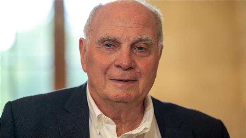 Hoeneß über Eberl: Erst Kritik, nun „der größte Verteidiger“ Uli Hoeneß meint, dass es mit Max Eberl nichts auszusprechen gebe.
