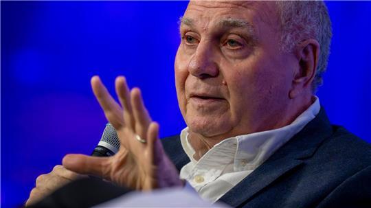 Uli Hoeneß rechnet auch mit der ehemaligen Bundesregierung ab. (Archivbild)