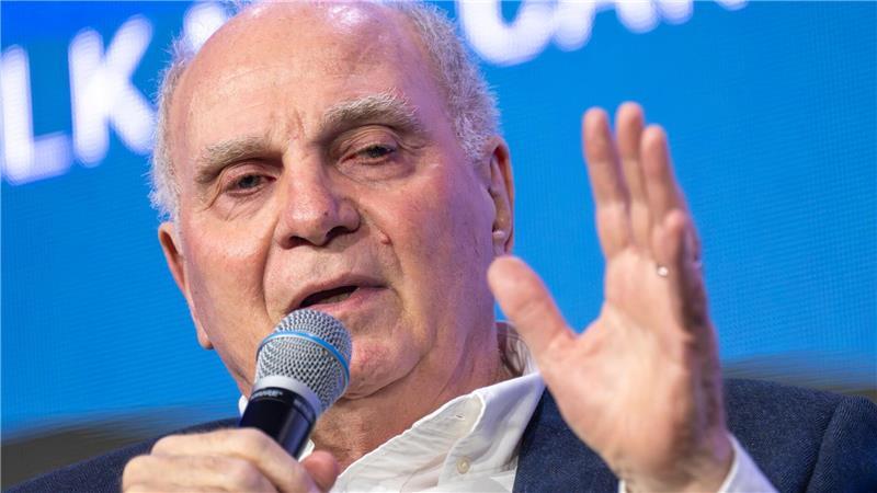 Uli Hoeneß spricht auf einem Kongress über Fußball-Themen und den FC Bayern.