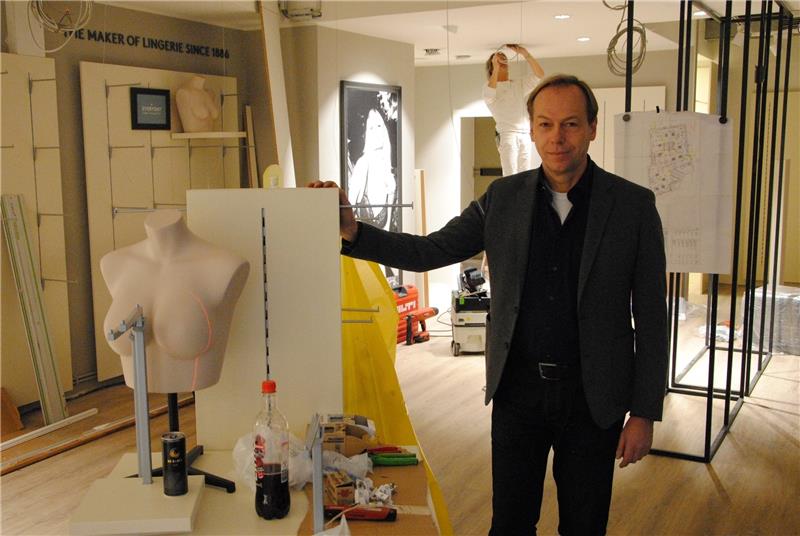 Uli Lennartz vom Modehaus Peters auf der Baustelle, in der kürzlich noch Damenwäsche präsentiert wurde. Foto Stief