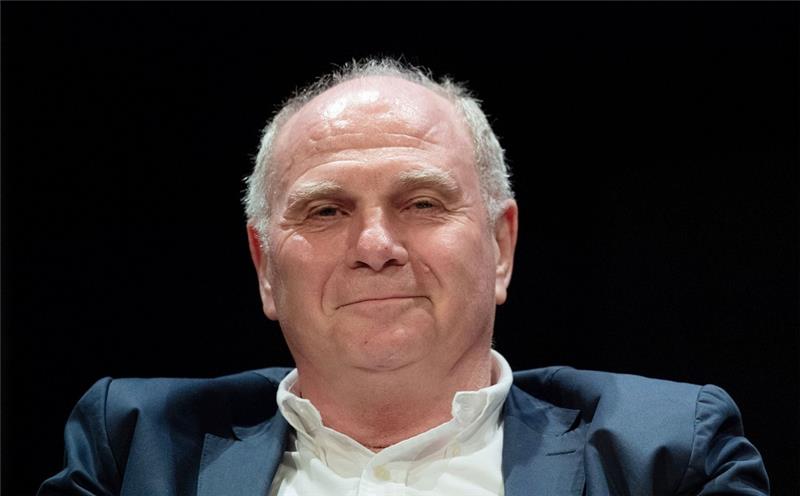 Uli Hoeneß lächelt verschmitzt. Foto: Marijan Murat/dpa