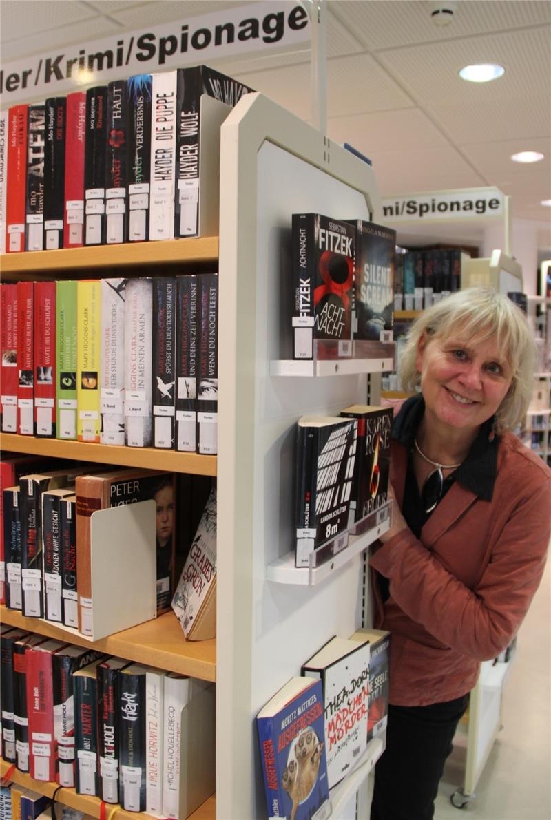 Ulla Vogt in der Krimi-Abteilung der Neu Wulmstorfer Gemeindebücherei: Spannende Lektüre mit kulinarischen Erlebnissen zu verbinden, ist eine Spezialität der Bibliothekarin. Foto Michaelis