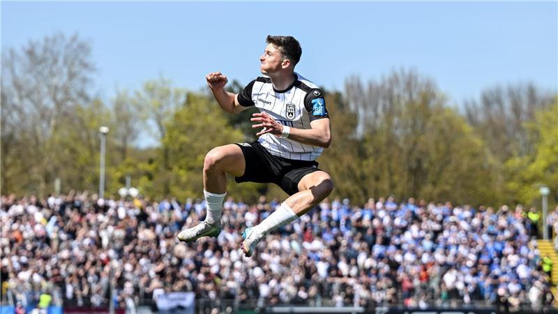 Ulms Semir Telalovic jubelt nach seinem Tor zum 1:0.