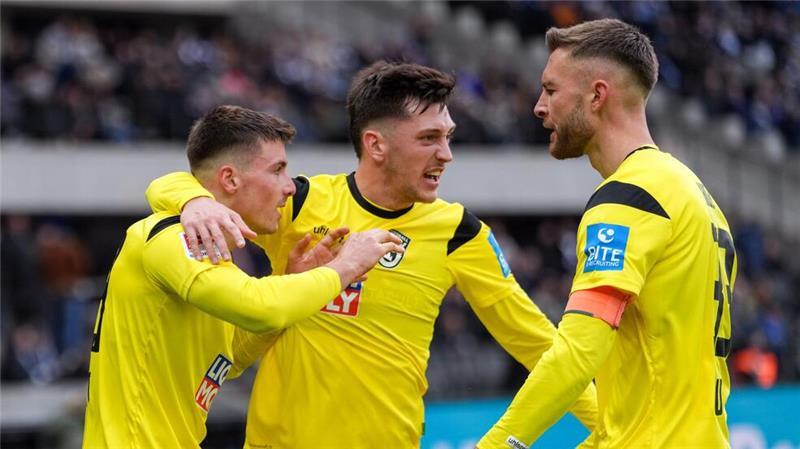 Nur 2:2 gegen Ulm: Mazas Distanzhammer reicht Hertha nicht Ulms Semir Telalovic (l.) bringt Ulm gegen Hertha zurück ins Spiel.
