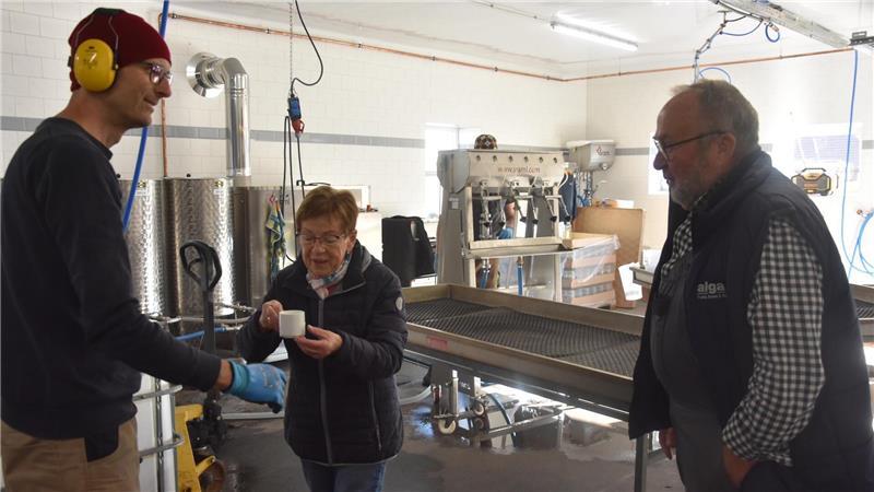 Besuch in der Mosterei: So läuft eine Apfelsaftproduktion Ulrich Brändle (50) reicht den Kunden einen Schluck Rohsaft aus den Äpfeln und erklärt die Produktionsschritte.