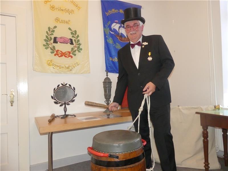 Ulrich Degener ist Vorsitzender der Ältersleute der beiden Asseler Gilden, die jetzt Jubiläum feiern und im Heimatmuseum ab Sonntag eine kleine Ausstellung zeigen. Foto: Knappe