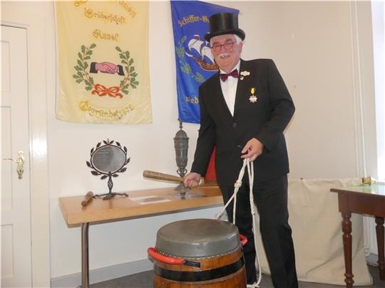 Ulrich Degener ist Vorsitzender der Ältersleute der beiden Asseler Gilden, die jetzt Jubiläum feiern und im Heimatmuseum ab Sonntag eine kleine Ausstellung zeigen. Foto: Knappe