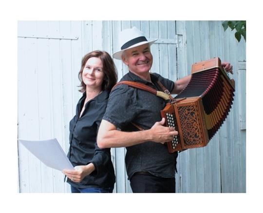 Ulrich Kodjo Wendt begleitet die Lesung von Valerie Pauling mit Akkordeon- Musik.