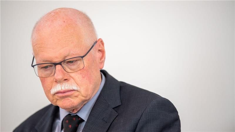 Bremens Innensenator Ulrich Mäurer hört Ende des Jahres auf Ulrich Mäurer kündigte seinen vorzeitigen Rücktritt als Innensenator an. (Archivfoto)