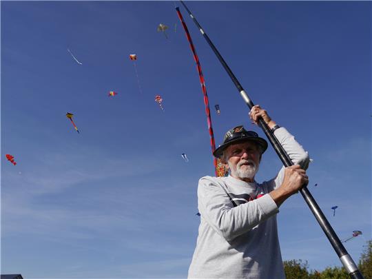 Ulrich Monsees aus Stade, der seine Flugobjekte aus alten Regenschirmen näht, lässt schon zum sechsten Mal auf Krautsand seine Drachen steigen. Fotos: Umland