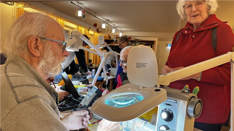 Ulrich Monsees ist der Nähmaschinen-Experte im Repaircafé und repariert die 53 Jahre alte Nähmaschine von Hanne Prahl.