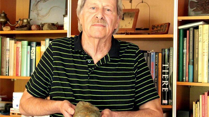 Wie ein Geologe im Stader Nachbarkreis Marsmeteoriten gefunden hat Ulrich Schliemann mit einem Marsbasalt, gefunden bei Gilmerdingen (Heidekreis).