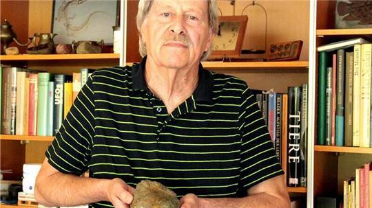 Ulrich Schliemann mit einem Marsbasalt, gefunden bei Gilmerdingen (Heidekreis).
