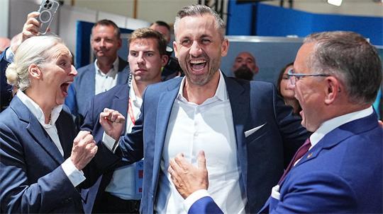 Ulrich Siegmund (M, AfD), Spitzenkandidat und Co-Vorsitzender der AfD-Landtagsfraktion Sachsen-Anhalt, jubelt mit Alice Weidel (l, AfD), Bundesvorsitzende und Co-Vorsitzende der AfD-Bundestagsfraktion, und Tino Chrupalla (AfD), Bundesvorsitzender und Co-Vorsitzender der AfD-Bundestagsfraktion, nach der Prognose zum Ergebnis der Landtagswahl Sachsen-Anhalt. 