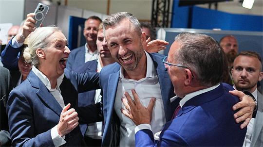Ulrich Siegmund (Mitte l, AfD), Spitzenkandidat und Co-Vorsitzender der AfD-Landtagsfraktion Sachsen-Anhalt, Tino Chrupalla (Mitte r, AfD), Bundesvorsitzender und Co-Vorsitzender der AfD-Bundestagsfraktion, und Alice Weidel (r, AfD), Bundesvorsitzende und Co-Vorsitzende der AfD-Bundestagsfraktion.