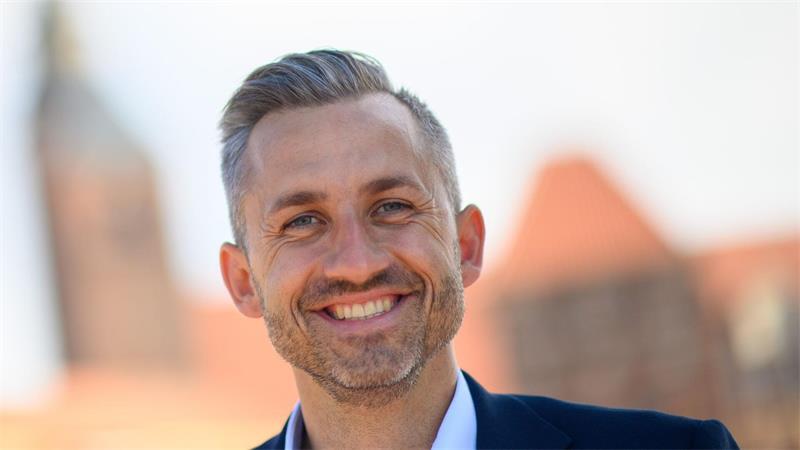 Ulrich Siegmund – gefeiert wie ein Politik-Popstar Ulrich Siegmund - ein Verkaufstalent für Raumdüfte und AfD-Politik.
